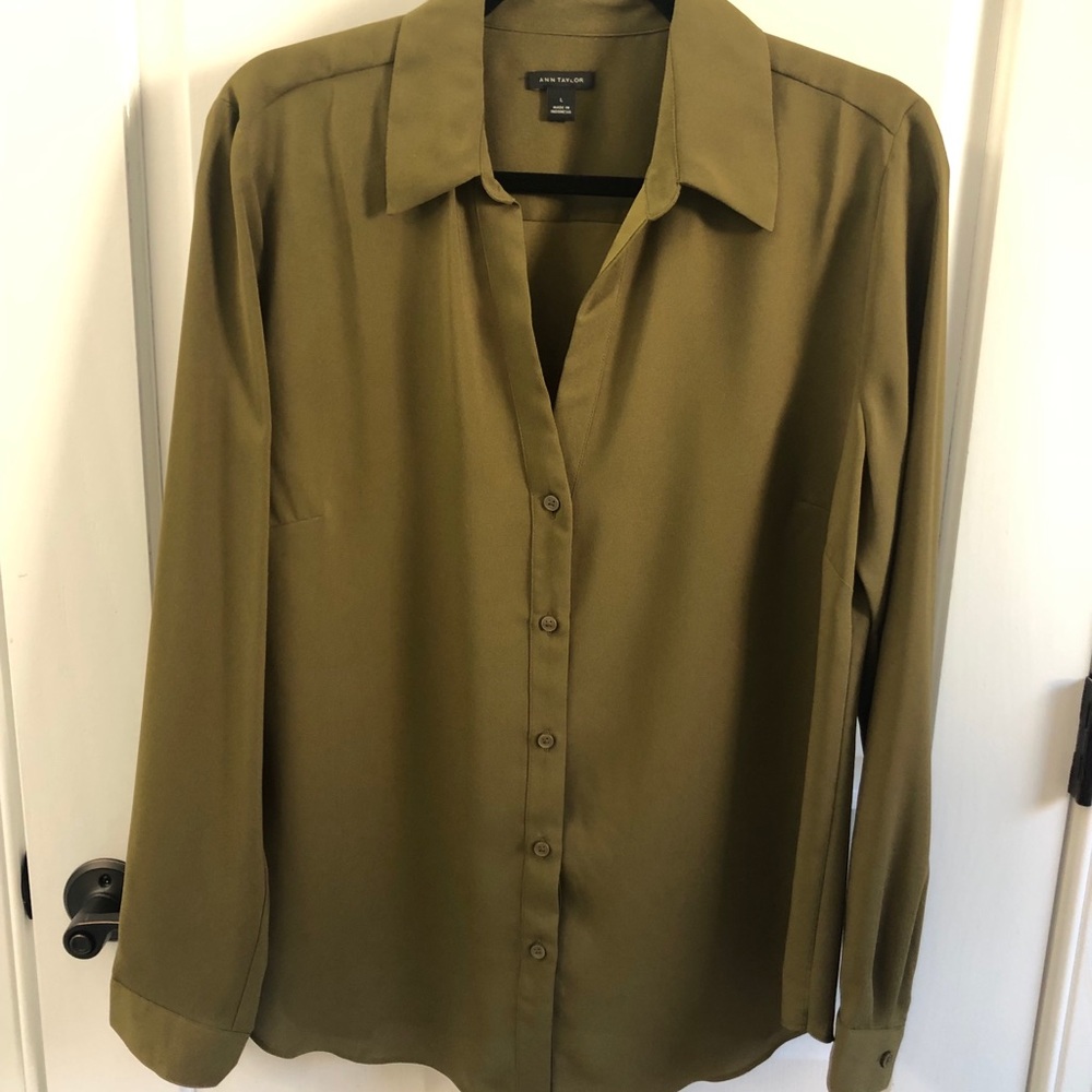 Pretty and professional Ann Taylor blouse!